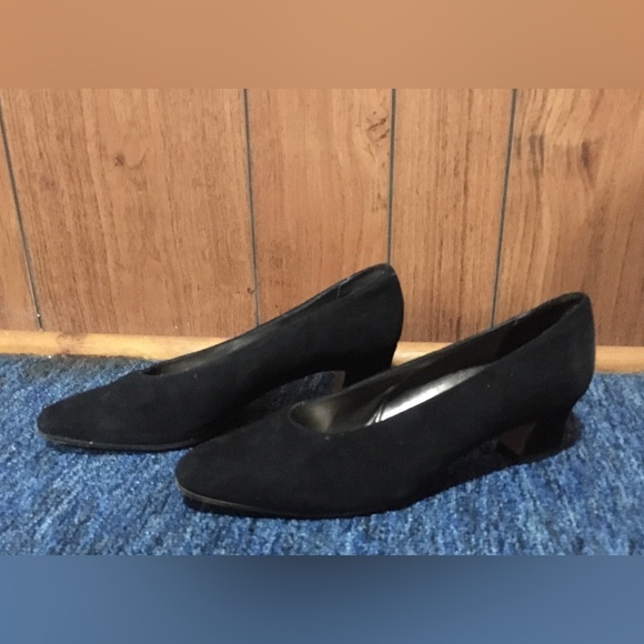 EUC Vintage Vaneli Made in Italy Madelon Suede Kitten Heel Pumps - Picture 2 of 7